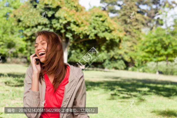 年輕女子在電話中熱情地笑著