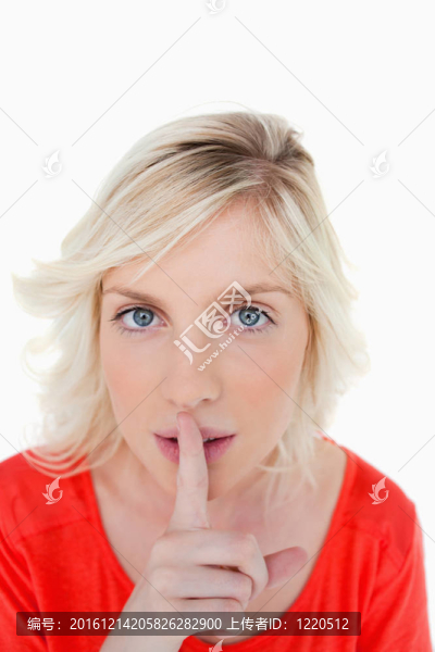 非常嚴(yán)肅的金發(fā)女人告訴安靜