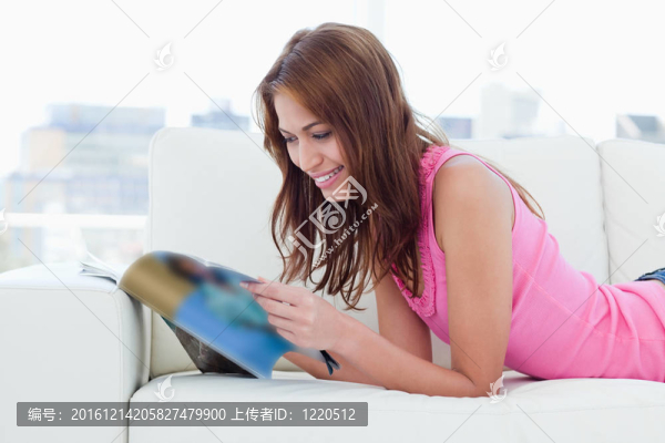 青少年躺在沙發(fā)上看評(píng)論-匯圖網(wǎng) www.fosd68.com 青少年躺在沙發(fā)上看評(píng)論