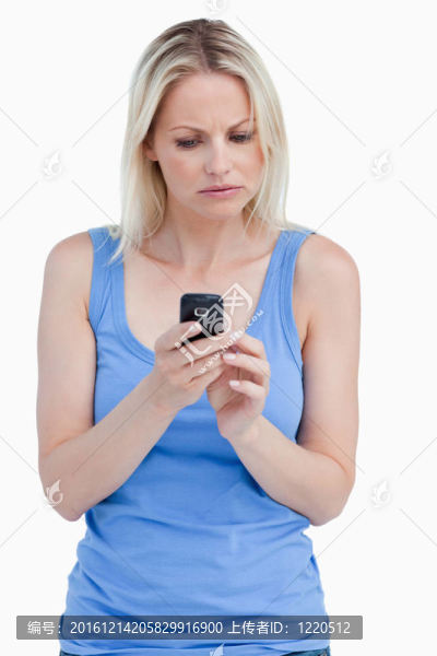 嚴肅的女人看著她的手機，同時集中