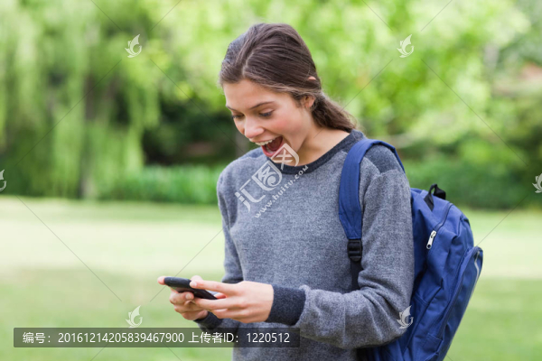 女孩收到短信后露出驚訝的表情