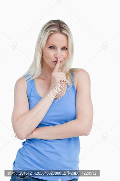 金發(fā)女人告訴她安靜的雙臂交叉