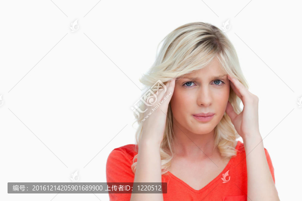 漂亮女人在頭痛時(shí)雙手放在太陽穴上