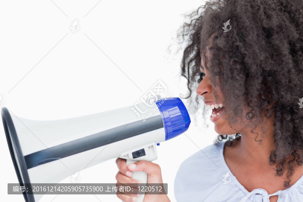 年輕的女人對著擴音器