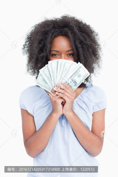 年輕的卷發(fā)女人躲在一把扇子后面