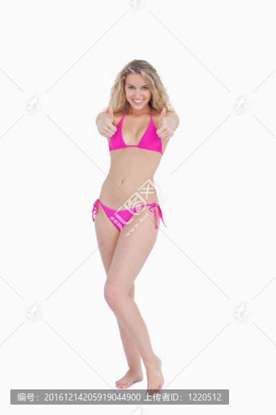金發(fā)女子穿著泳衣，豎起大拇指