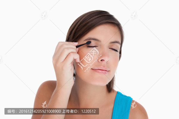 在一個集中的方式將眼影的少年