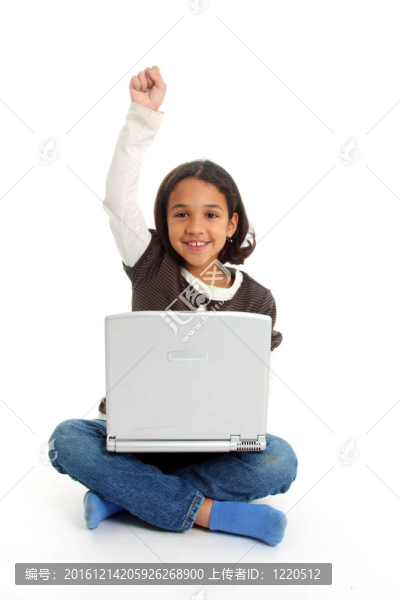 有電腦的女孩