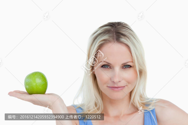 金發(fā)女人手里拿著一個蘋果
