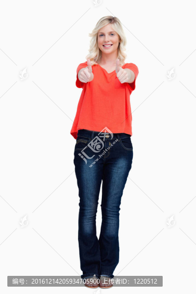 金發(fā)金發(fā)姑娘驕傲地露出大拇指