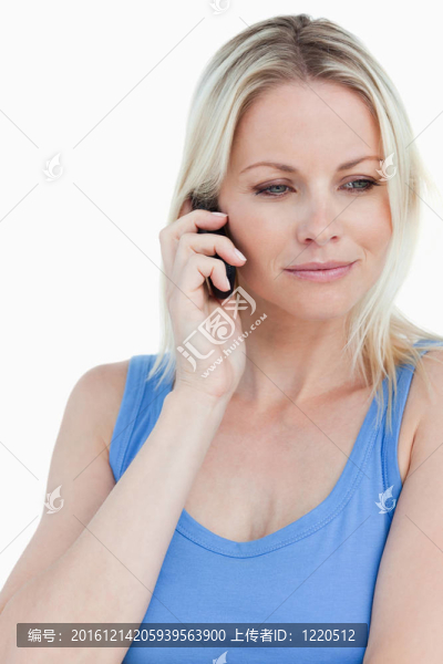 放松的金發(fā)女人在她的手機上說話