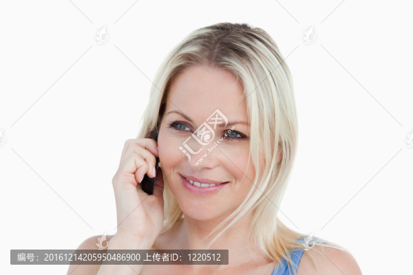 微笑的金發(fā)女人用手機(jī)