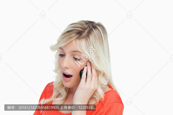 年輕女子用手機大力說話
