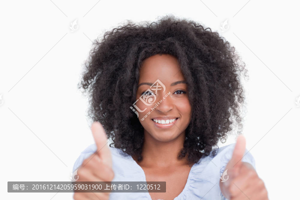 年輕女子把她的兩個(gè)大拇指滿意