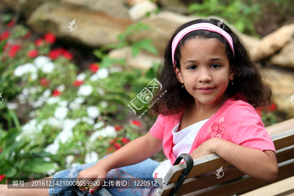 坐在席家花園的女孩