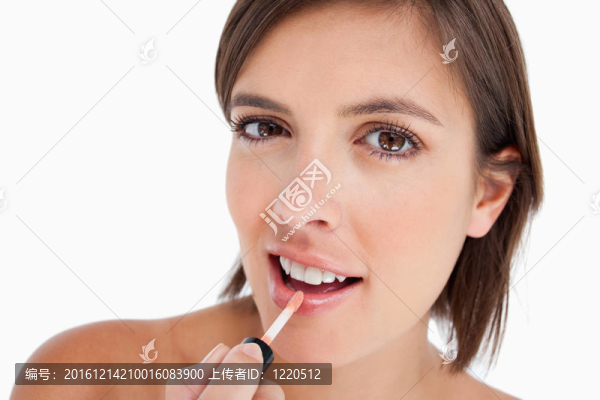 美麗的青少年用嘴唇刷涂唇彩