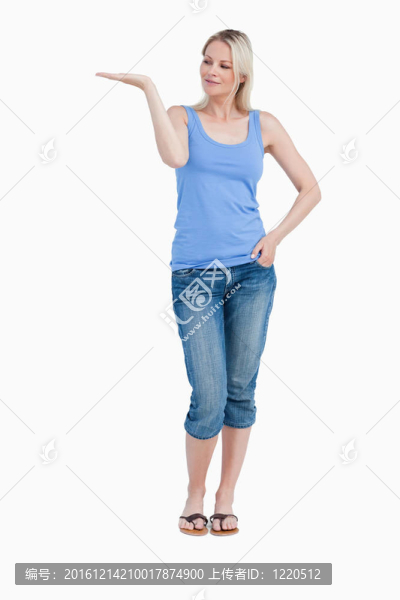 金發(fā)女郎看著她的右手掌心向上