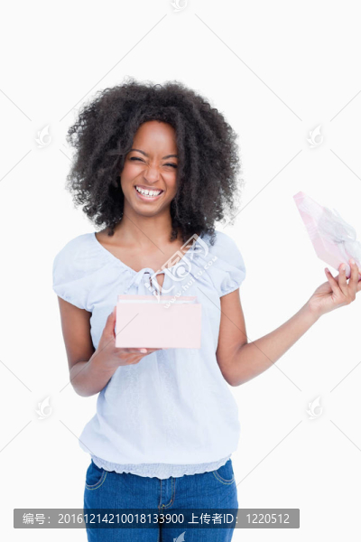 快樂的年輕女子打開禮物