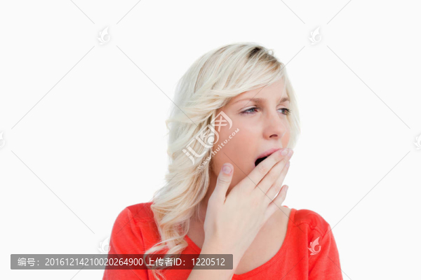 年輕的金發(fā)女子一邊看著一邊打哈欠