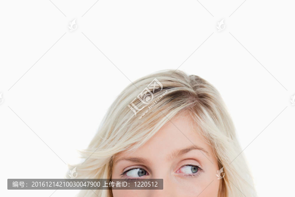 一個年輕的金發(fā)女人的眼睛看著一邊