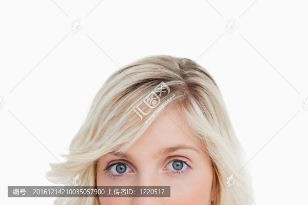 一個女人的臉在她面前看著一個白色的背景