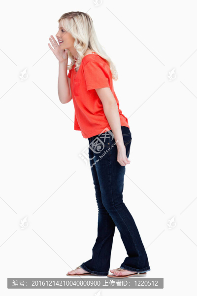 一個(gè)十幾歲的女孩在呼喚某人