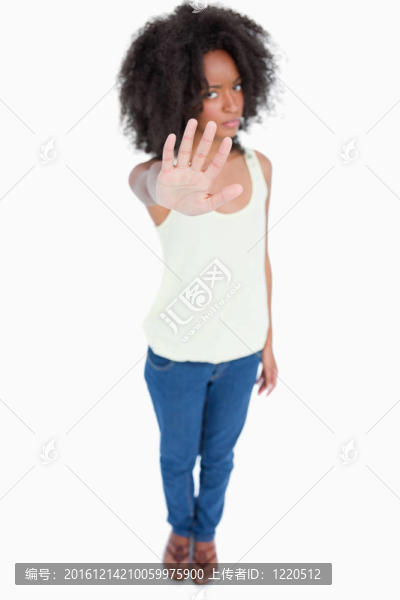 年輕女子直立，同時使手停止標(biāo)志