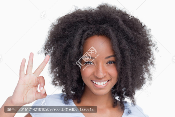 年輕女子微笑著做手勢(shì)