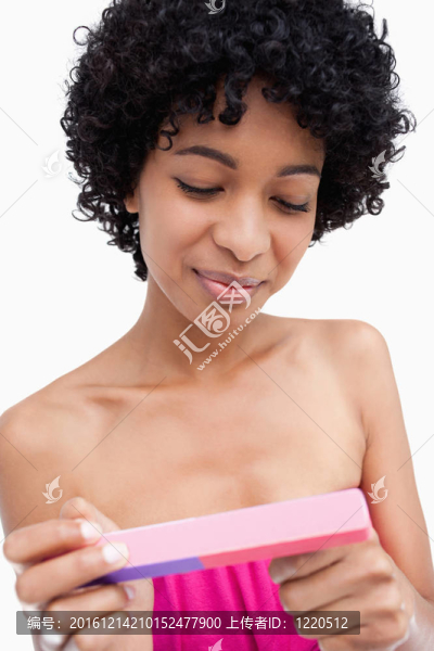 年輕女子用指甲銼銼指甲