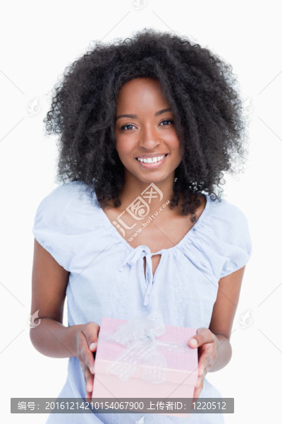 快樂的年輕女人收到生日禮物