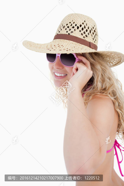 微笑的少女戴上墨鏡