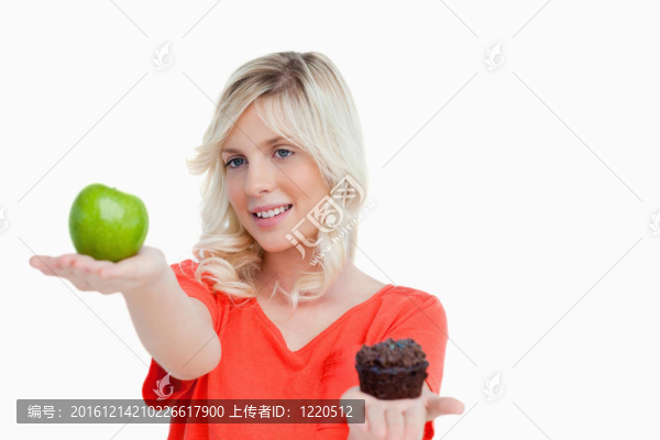 女人望著她最喜歡的食物蘋果松餅之間
