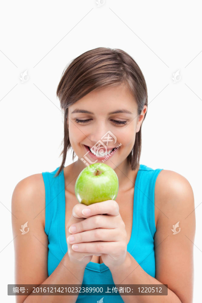 微笑的少年手上放著一個綠色的蘋果