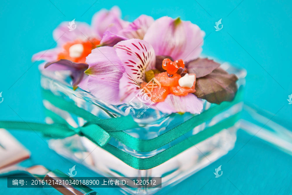 在玻璃盤(pán)子里的花和魚(yú)片