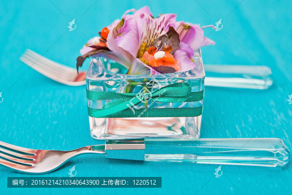 在玻璃盤子里的花和魚片