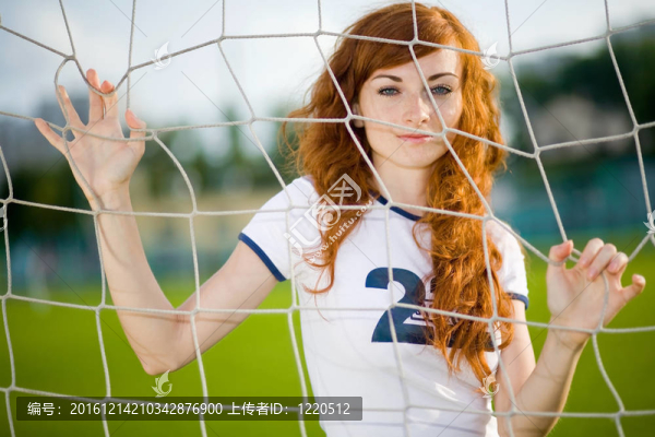 在足球場上有雀斑的健康漂亮女孩
