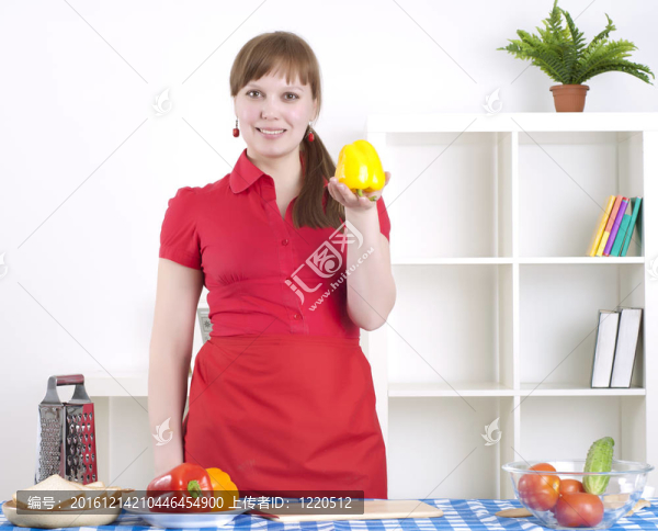 在廚房工作的女人