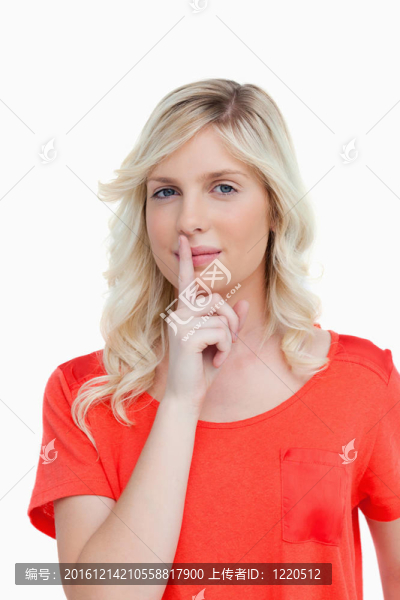 美麗的女人看著相機告訴安靜