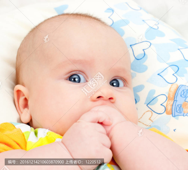 口內(nèi)嬰兒