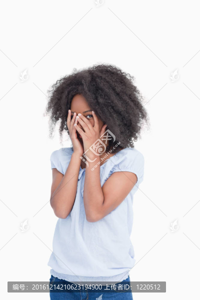 年輕女人試圖用手指放在她的眼睛前看著她