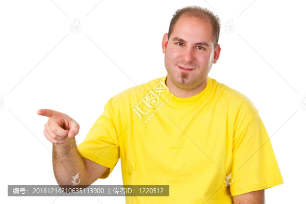 年輕人威脅某人