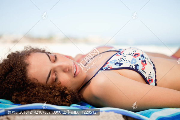 一個年輕女子午睡而把她的頭在側(cè)視圖