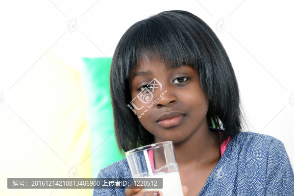 非洲女孩與牛奶
