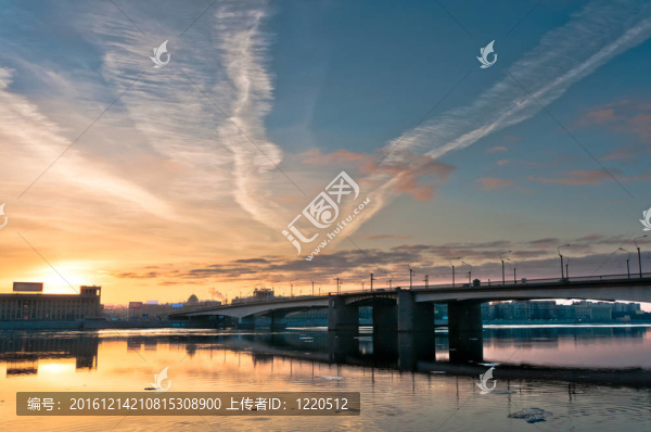 美麗的日出城市在橋