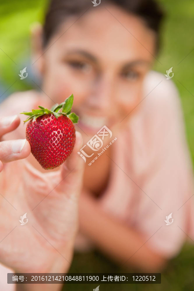 抱著草莓的女人