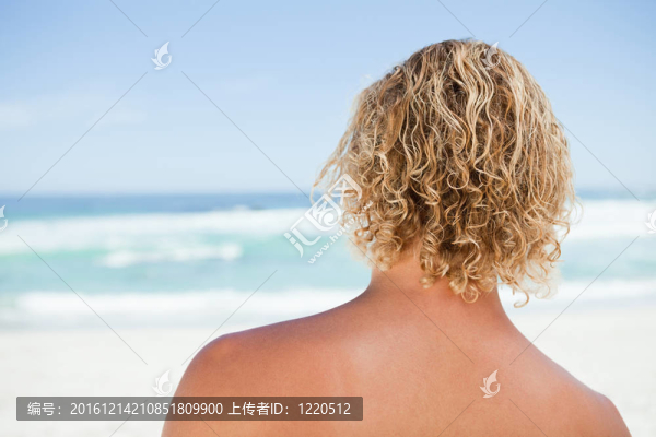 站在海灘上的金發(fā)男人的后景色