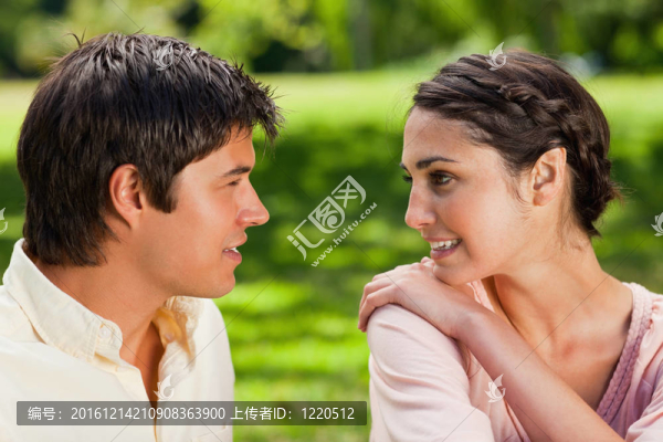 女人抱著肩膀看著她的朋友
