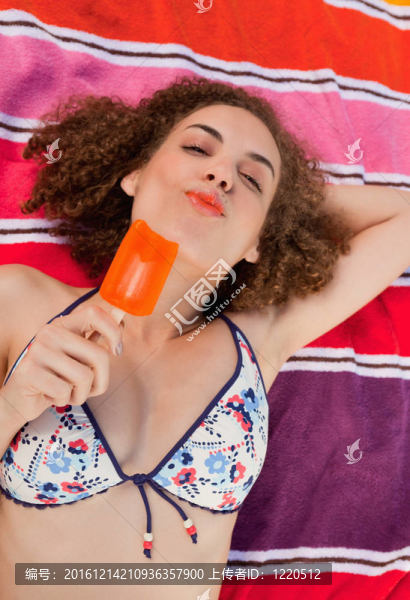 年輕的女人享受著美味的雪糕