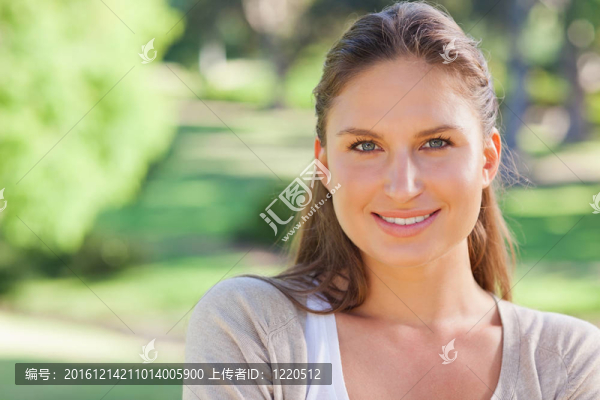 快樂(lè)微笑的女孩在公園里