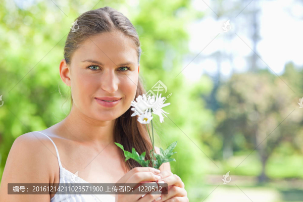 在公園里抱著花的女人